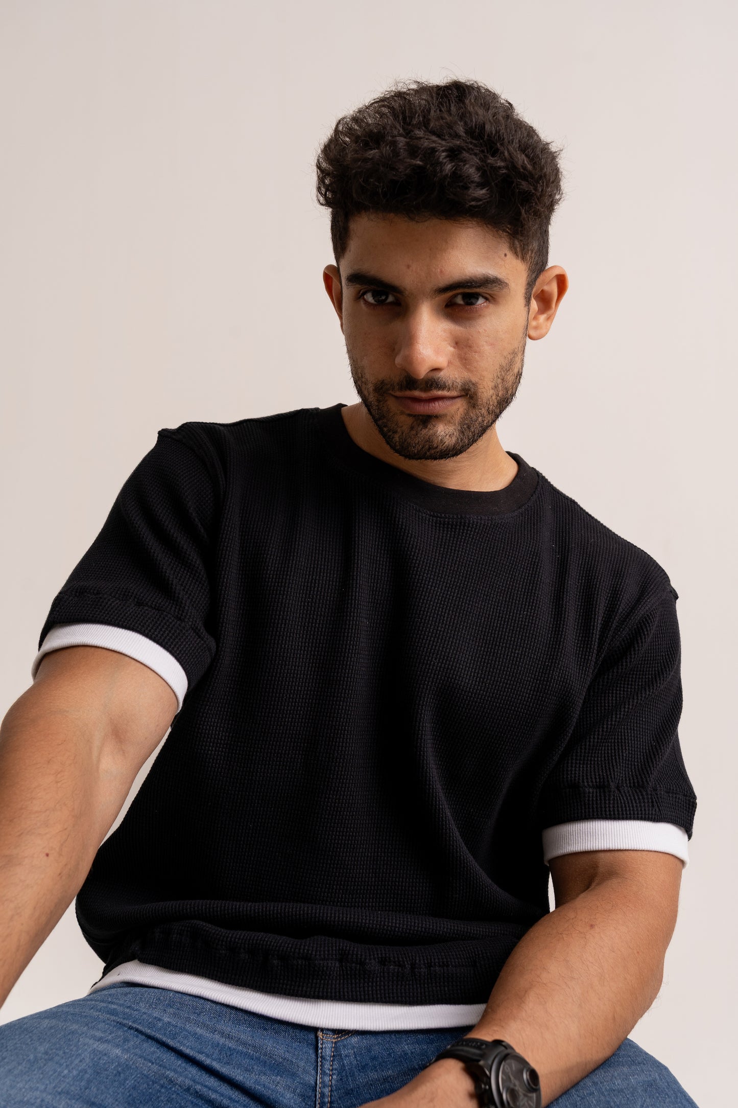 Mini solid checkered pattern with contrast edge crew neck half sleeve tshirt in black